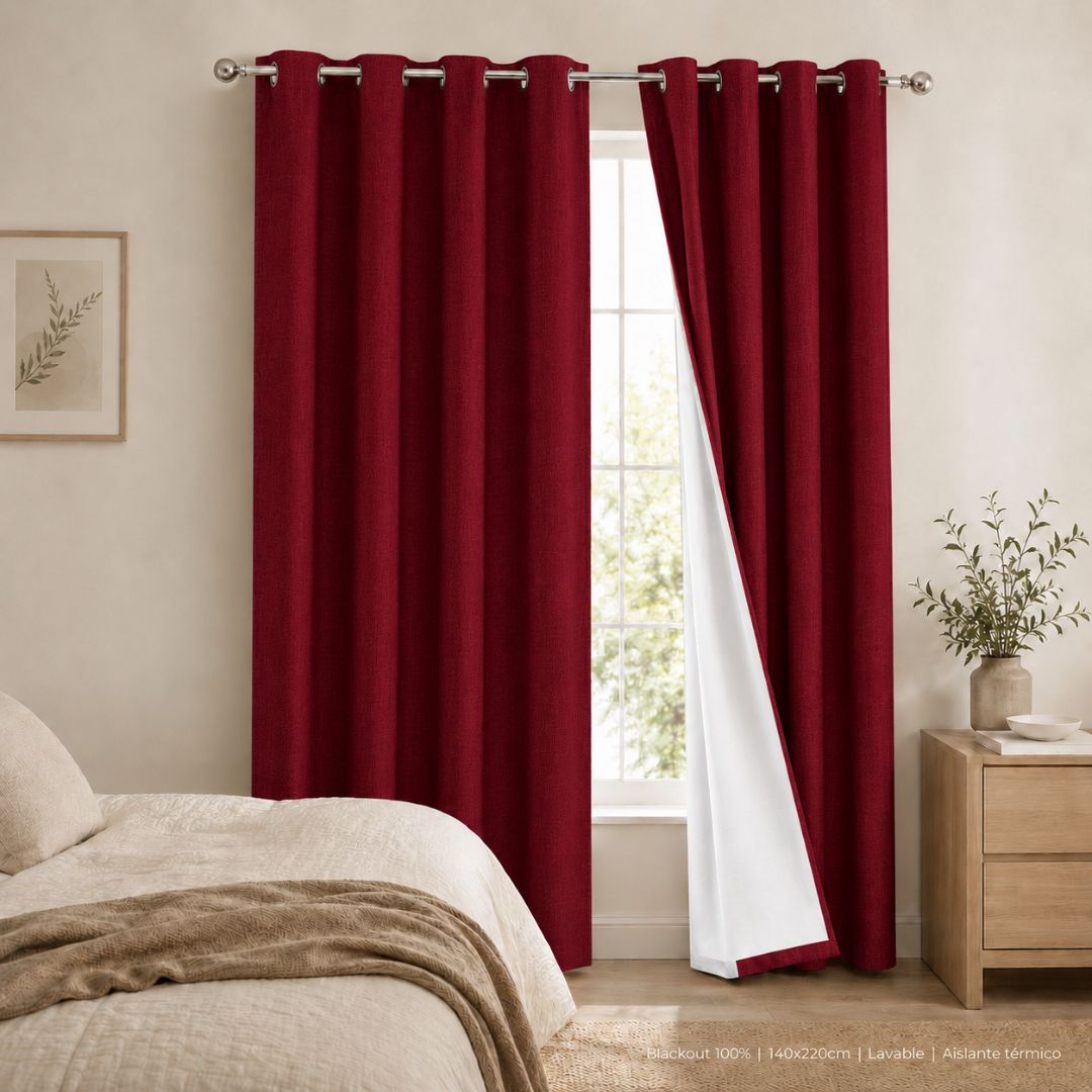 Cortina blackout textura lino burdeos en dormitorio minimalista con forro blanco — Casa Love Chile