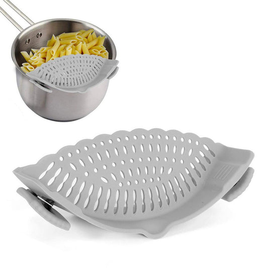 Colador de silicona gris con clips de agarre universal para ollas y sartenes diseño minimalista Casa Love