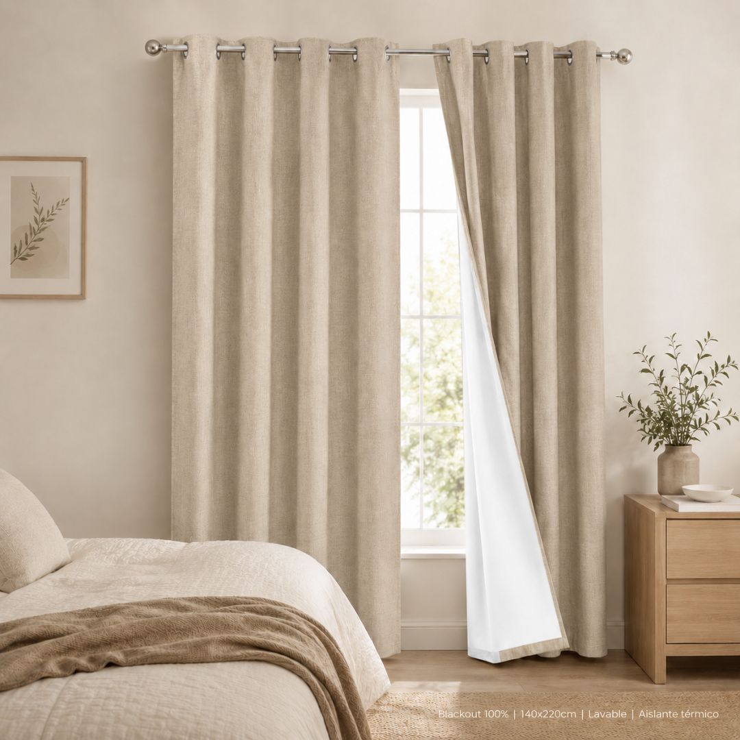 Cortina blackout textura lino color arena en dormitorio minimalista con forro blanco — Casa Love Chile