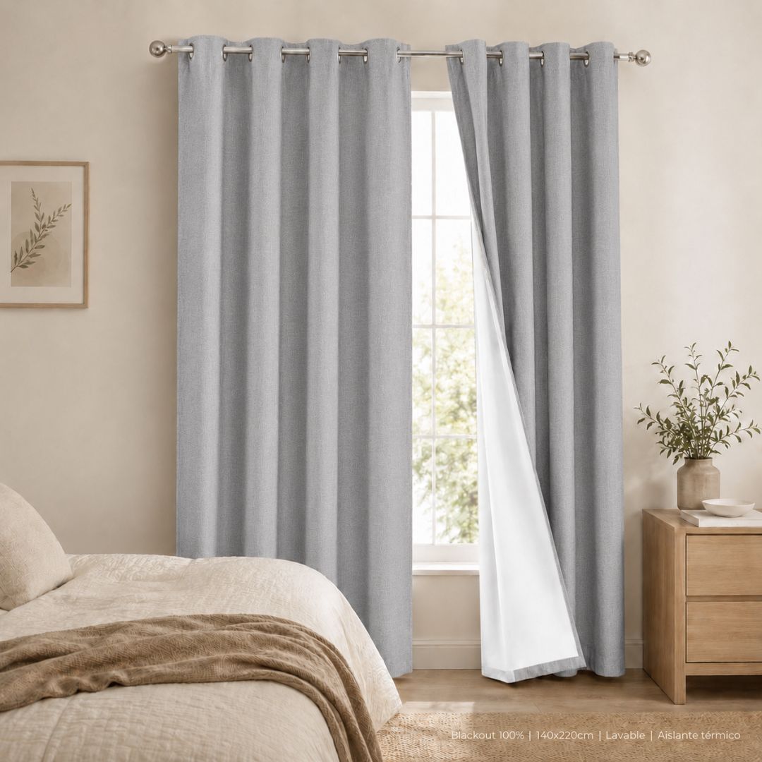 Cortina blackout textura lino gris claro en dormitorio minimalista con forro blanco — Casa Love Chile
