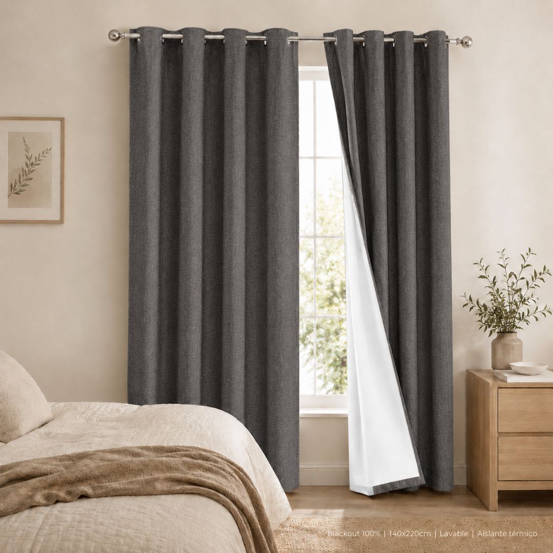 Cortina blackout textura lino gris oscuro en dormitorio minimalista con forro blanco — Casa Love Chile